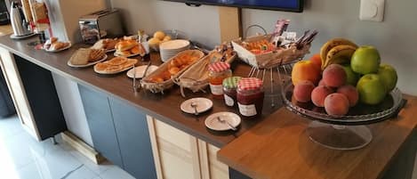 Petit déjeuner buffet servi en semaine (11 EUR par personne)