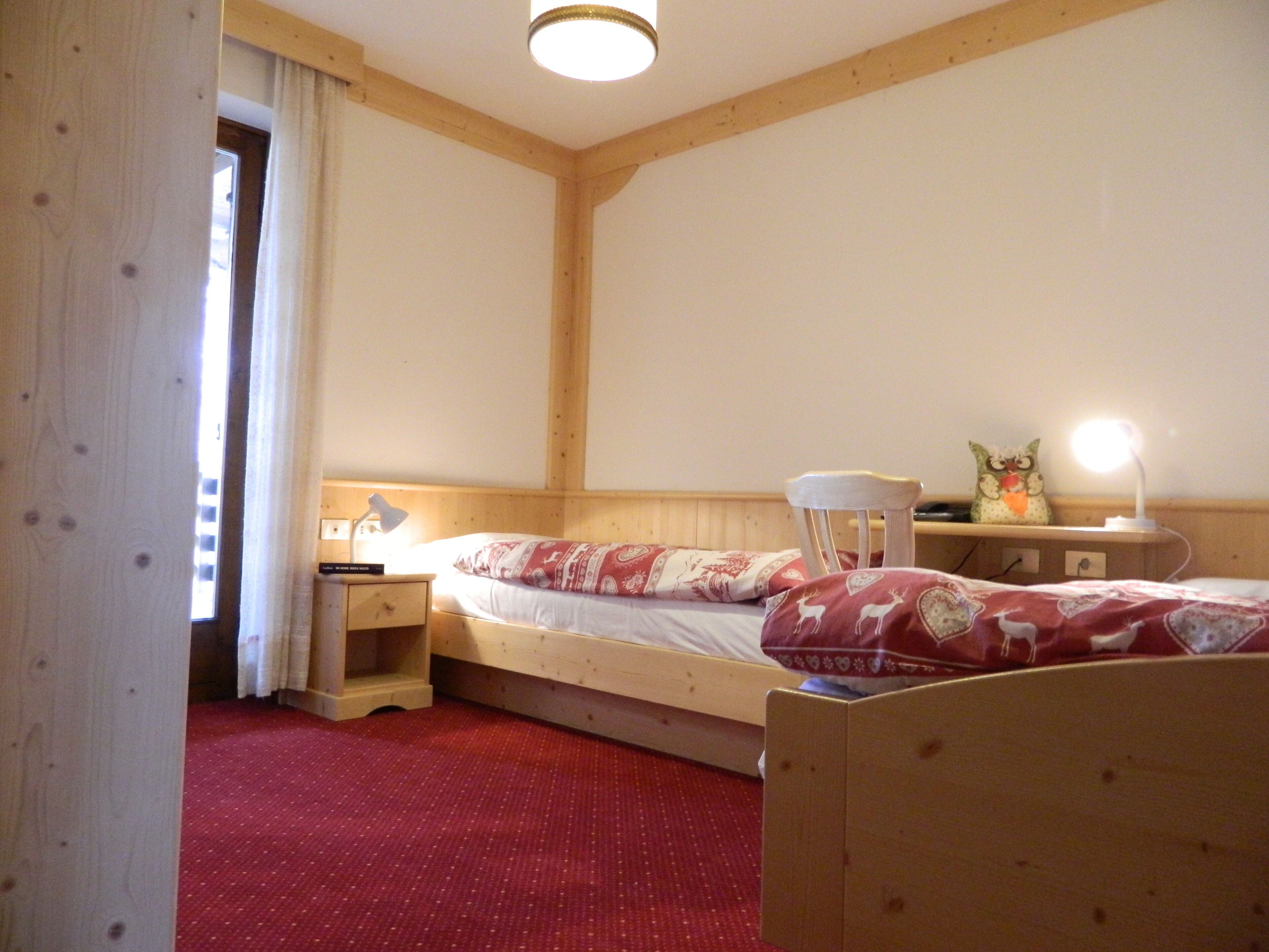 basic twin room, 2 single beds | 1 bedroom, in-room safe, desk, laptop workspace