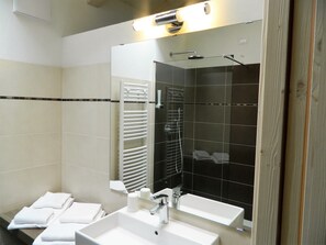 Dúplex superior, 2 habitaciones, balcón, vistas al valle | Baño | Ducha, artículos de higiene personal gratuitos y secador de pelo