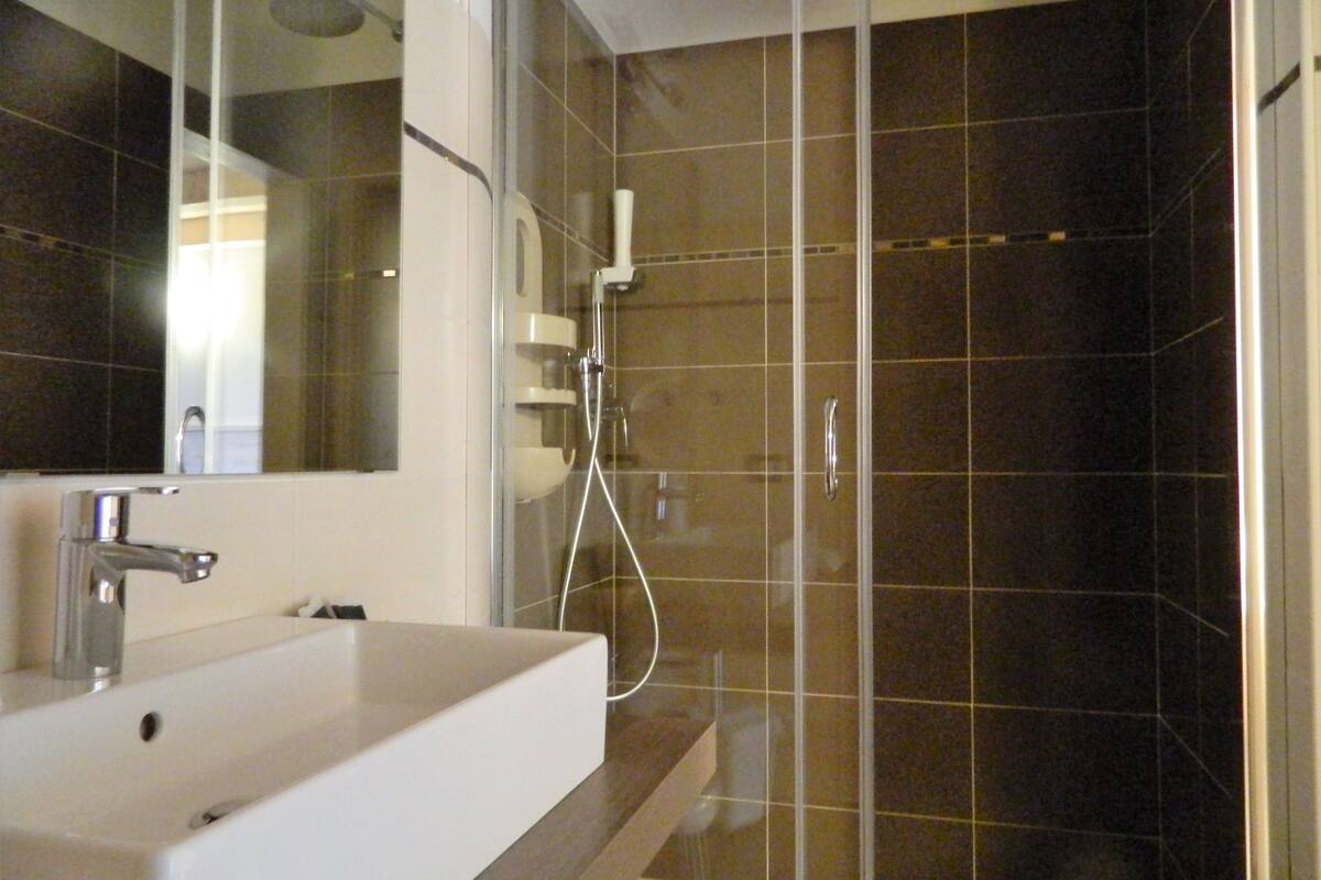 romantic double room, mountainside | bathroom | shower, free toiletries, hair dryer, towels