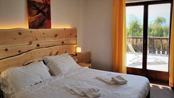 Standard-Doppelzimmer, 1 Schlafzimmer, Talblick | 1 Schlafzimmer, Zimmersafe, Schreibtisch, laptopgeeigneter Arbeitsplatz