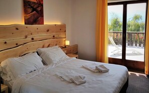 Standard-Doppelzimmer, 1 Schlafzimmer, Talblick | 1 Schlafzimmer, Zimmersafe, Schreibtisch, laptopgeeigneter Arbeitsplatz