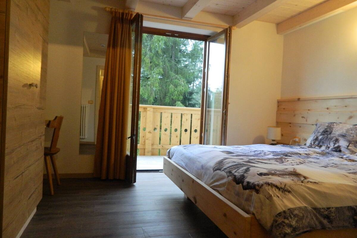 romantic double room, mountainside | 1 bedroom, in-room safe, desk, laptop workspace