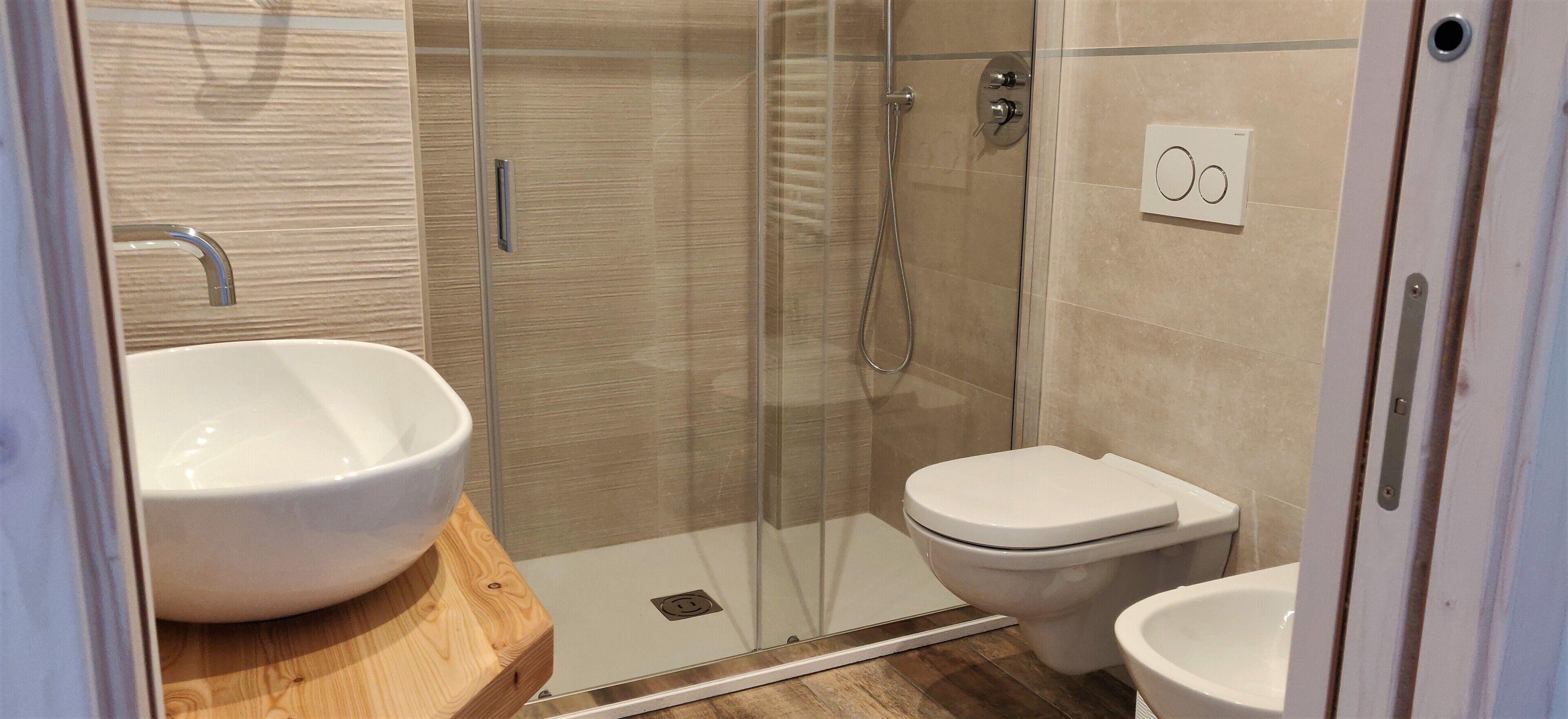 Habitación estándar doble, 1 habitación, vistas al valle | Baño | Ducha, artículos de higiene personal gratuitos y secador de pelo
