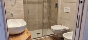 Habitación estándar doble, 1 habitación, vistas al valle | Baño | Ducha, artículos de higiene personal gratuitos y secador de pelo