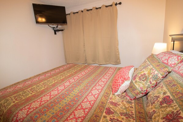 Basic Condo (ML319 Warm & Cozy Close to Village & Lift G) | 2 bedrooms, bed sheets