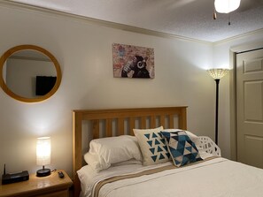 Condo (The Arcade, Close to Village and Lift) | 2 bedrooms, bed sheets