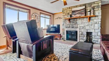 Panoramic Condo (ML148 Corner unit w/ views & fireplac) | Living area | 36-inch flat-screen TV with satellite channels, TV