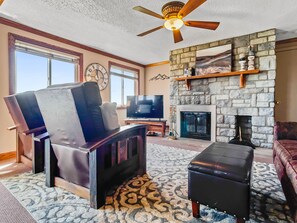 Condo panorámico (ML148 Corner unit w/ views & fireplac) | Área de sala de estar | Televisión de pantalla plana de 36 pulgadas con canales vía satélite 