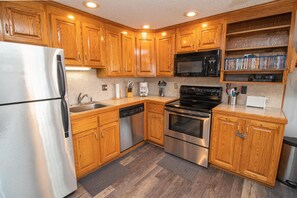 Condo (Sleeps 8 Clean & Cozy 1st Floor Renov) | Cocina privada | Refrigerador con congelador, microondas y cafetera y tetera 