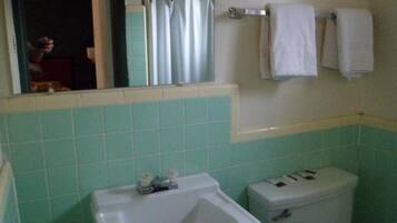 Combined shower/bathtub, free toiletries, towels