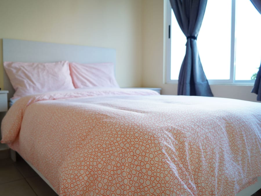 Cubrecamas, muebles diferentes, escritorio y cortinas blackout