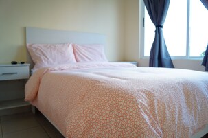 Cubrecamas, muebles diferentes, escritorio y cortinas blackout 