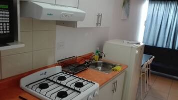 Suite Individual | Cocina privada | Refrigerador con congelador, microondas y parrilla de estufa