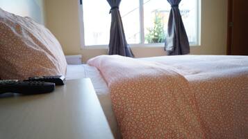 Suite  Matrimonial | Edredón, muebles diferentes, escritorio y cortinas blackout