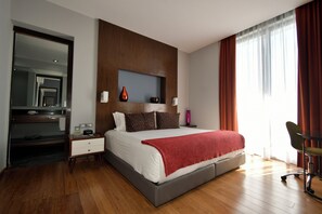 Caja de seguridad en la habitación y escritorio 