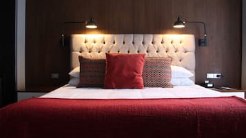 Junior Suite | In-room safe, desk, soundproofing, iron/ironing board