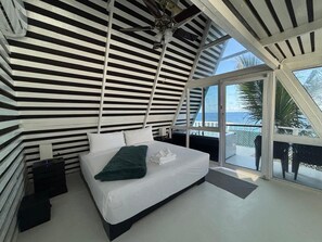 Egyptian cotton sheets, premium bedding, in-room safe - Sea Cliff Resort (Long Bay)