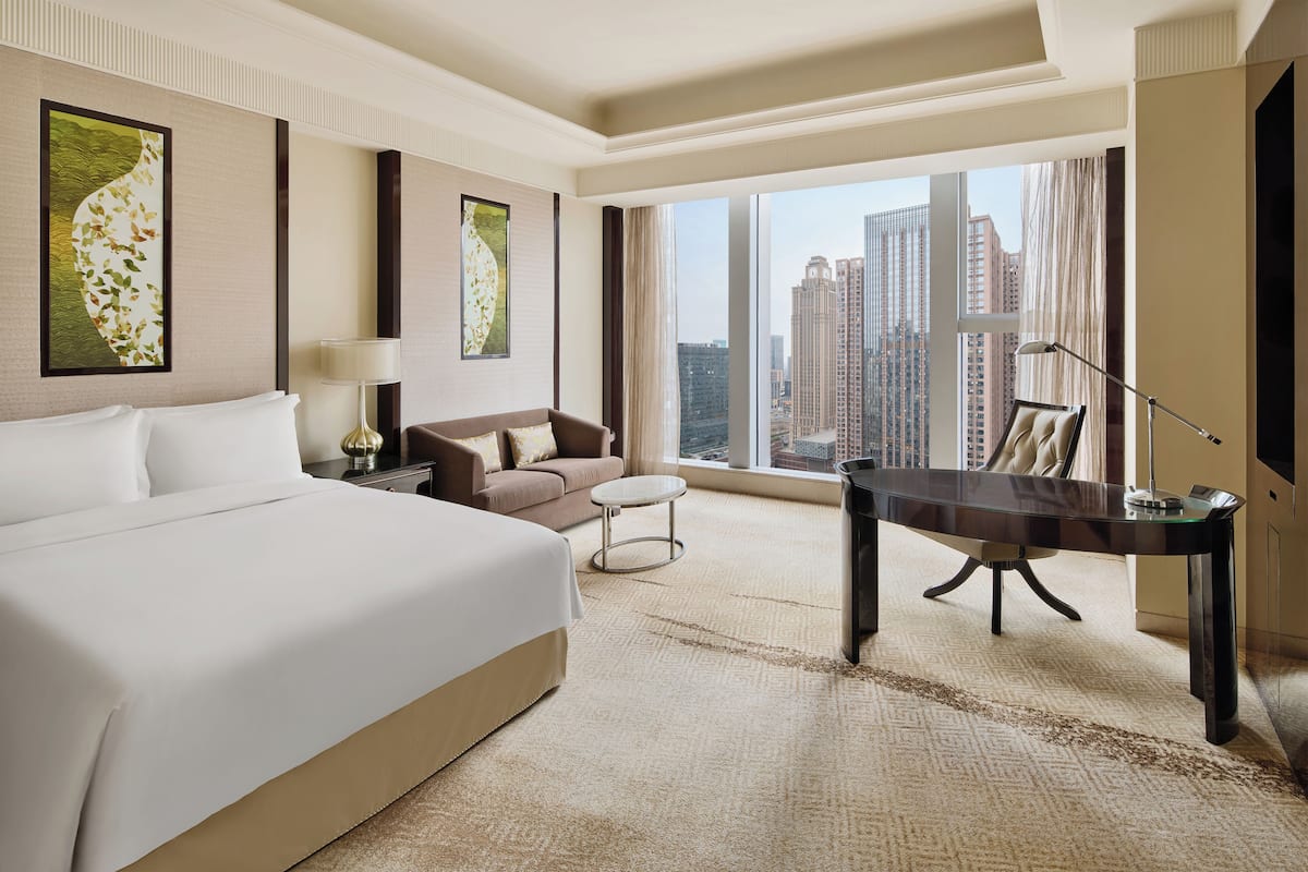 Seprai premium, selimut bulu angsa, minibar, dan meja kerja