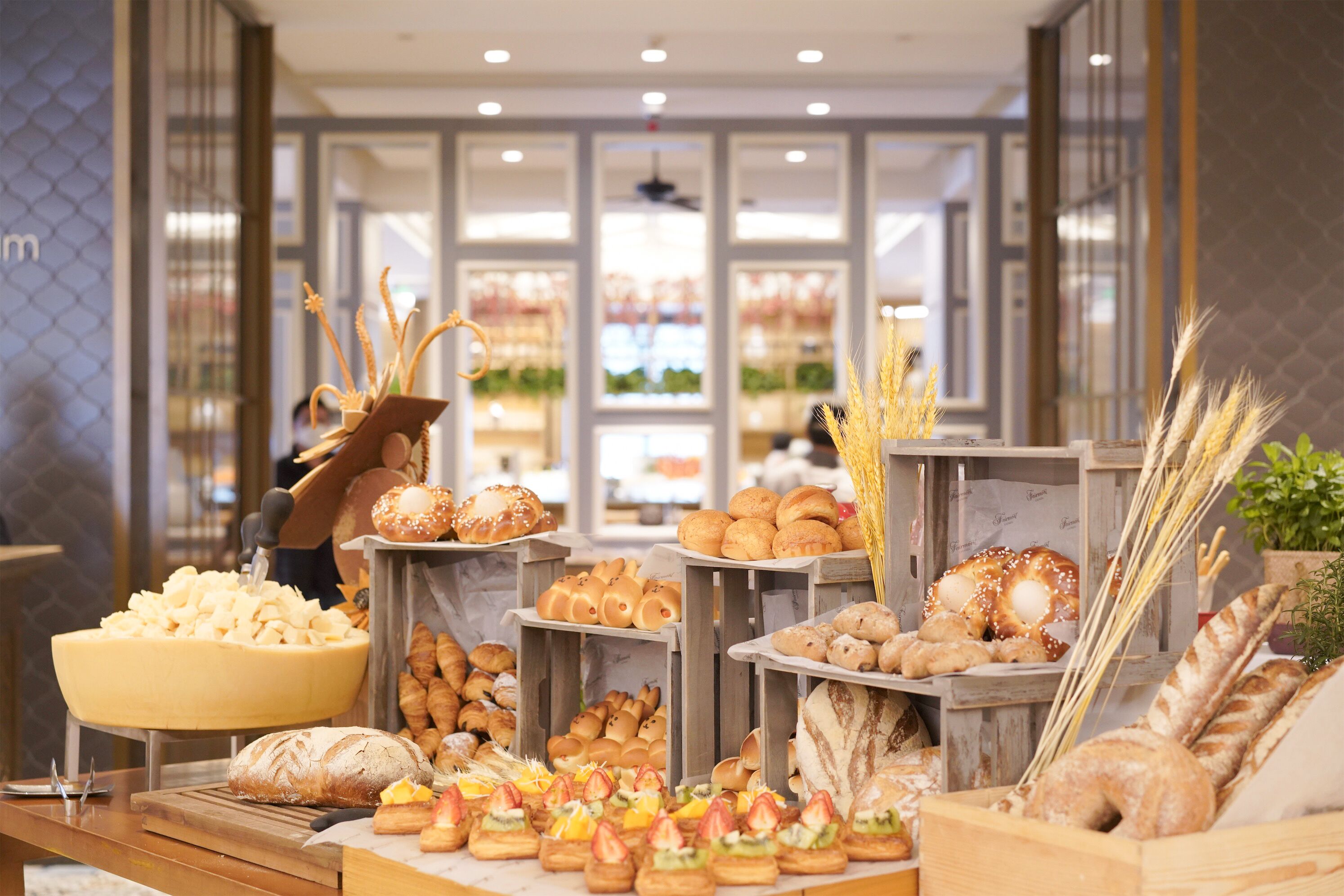 Una vitrina de pastelería con distintos productos horneados y repostería.