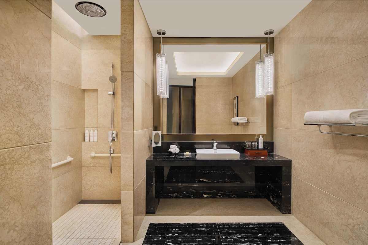 Premium bedding, down comforters, minibar, individually decorated