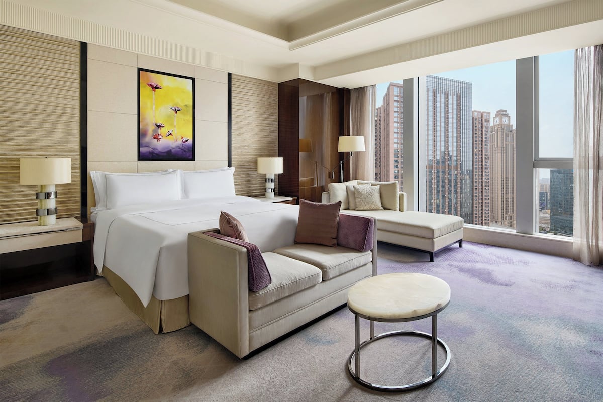 Premium bedding, down comforters, minibar, individually decorated