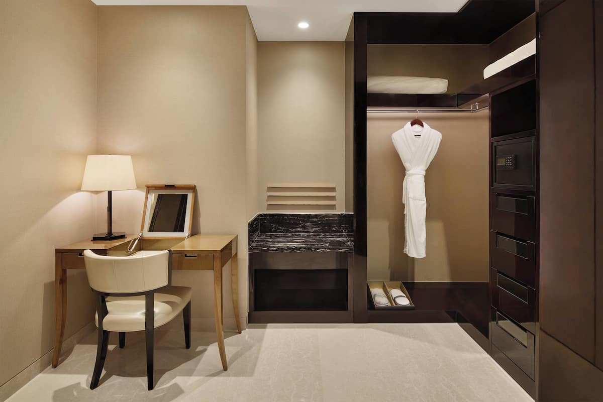 Seprai premium, selimut bulu angsa, minibar, dan meja kerja