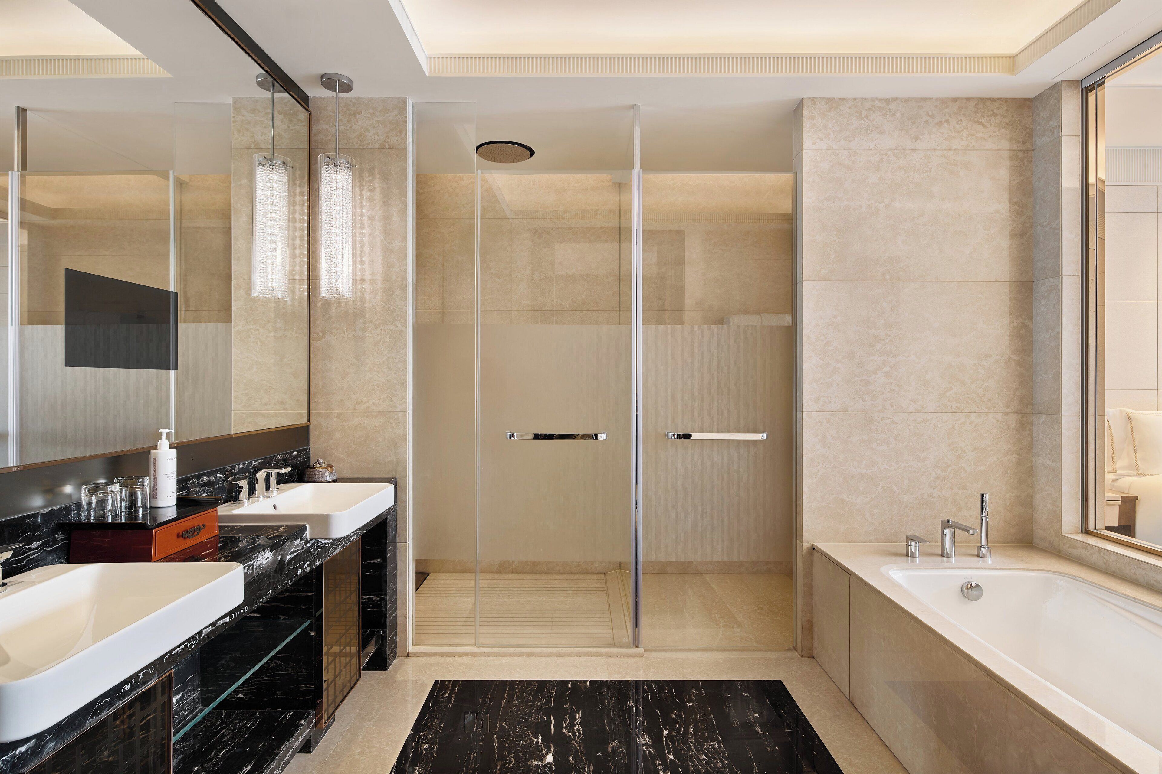 高档床上用品、羽绒被、迷你吧、特色装修