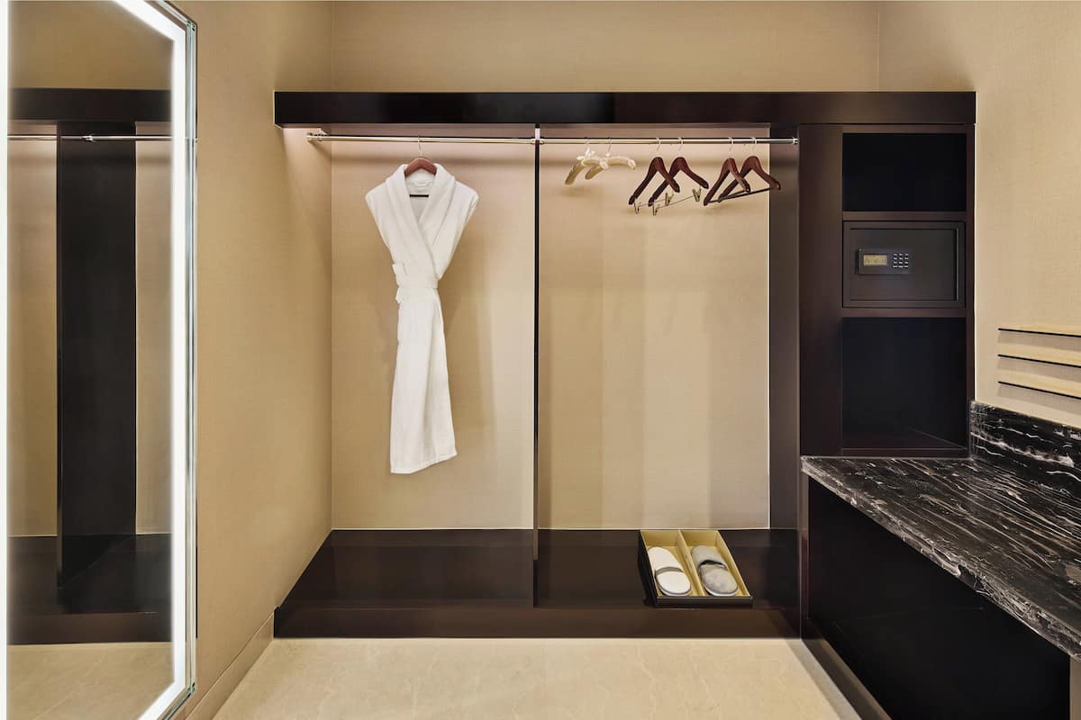 Seprai premium, selimut bulu angsa, minibar, dan meja kerja