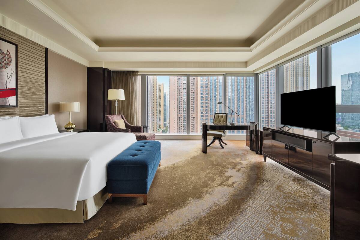 Seprai premium, selimut bulu angsa, minibar, dan meja kerja