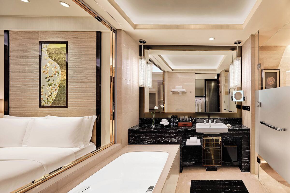 separate bathtub and shower, hydromassage showerhead