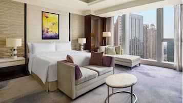 Sengetøy av topp kvalitet, dundyner, minibar og skrivebord