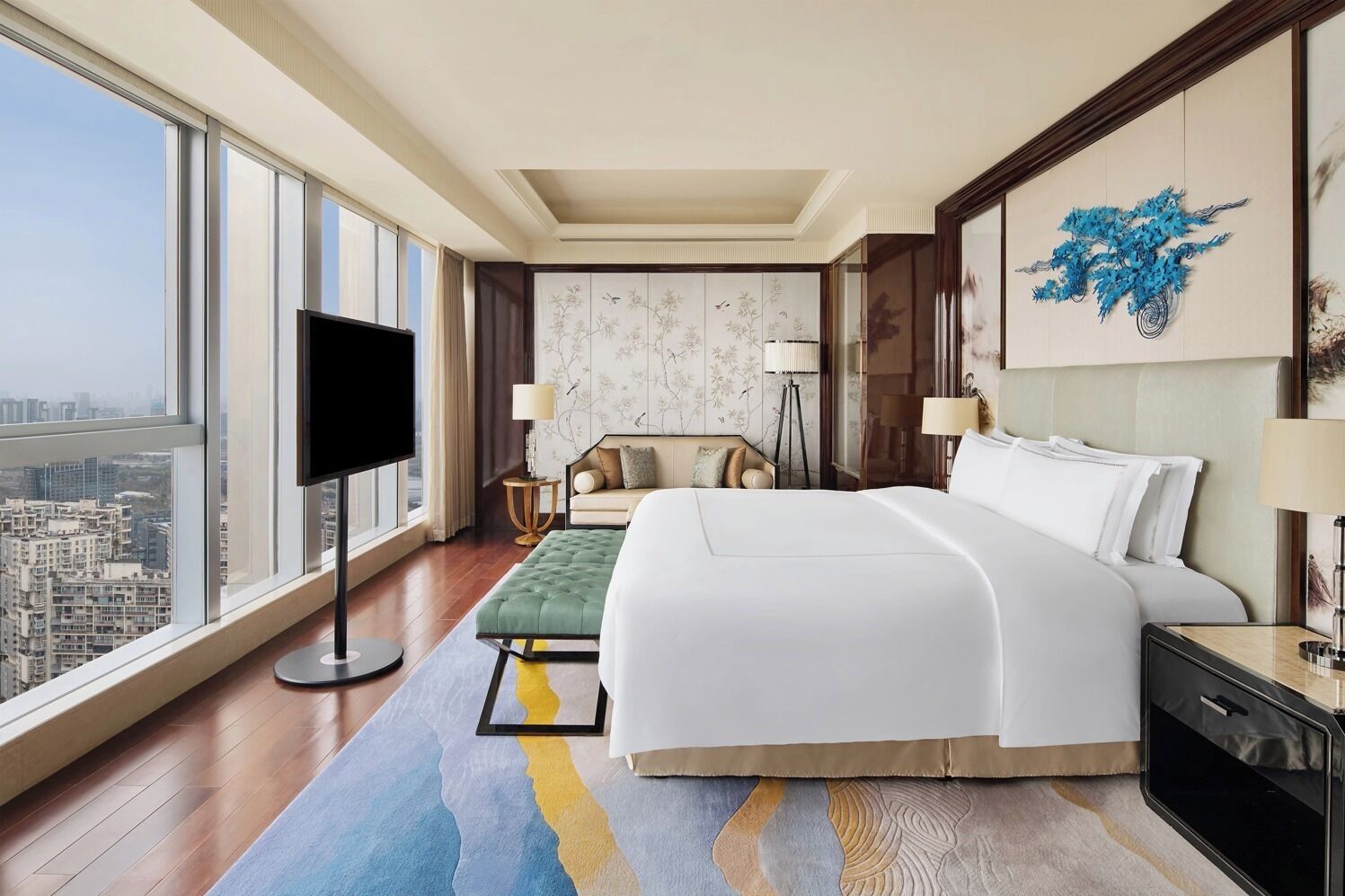 Ropa de cama de alta calidad, cubrecamas y minibar 