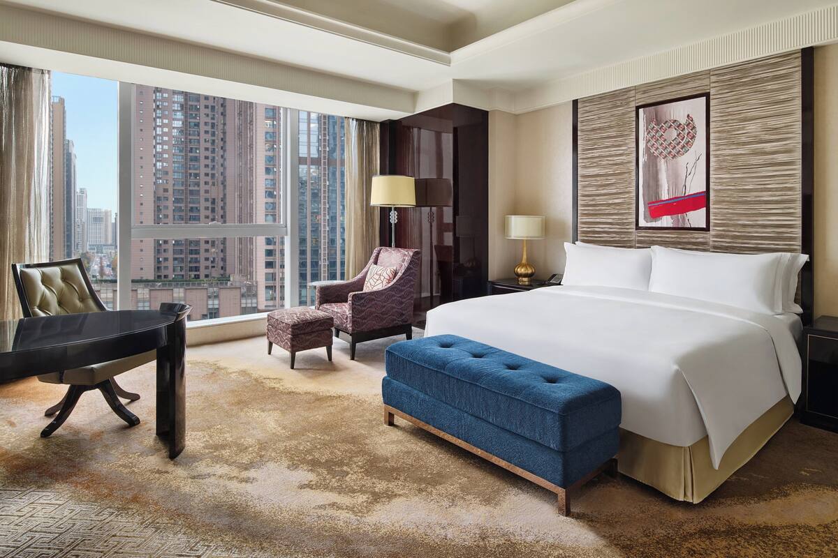 Premium bedding, down comforters, minibar, desk