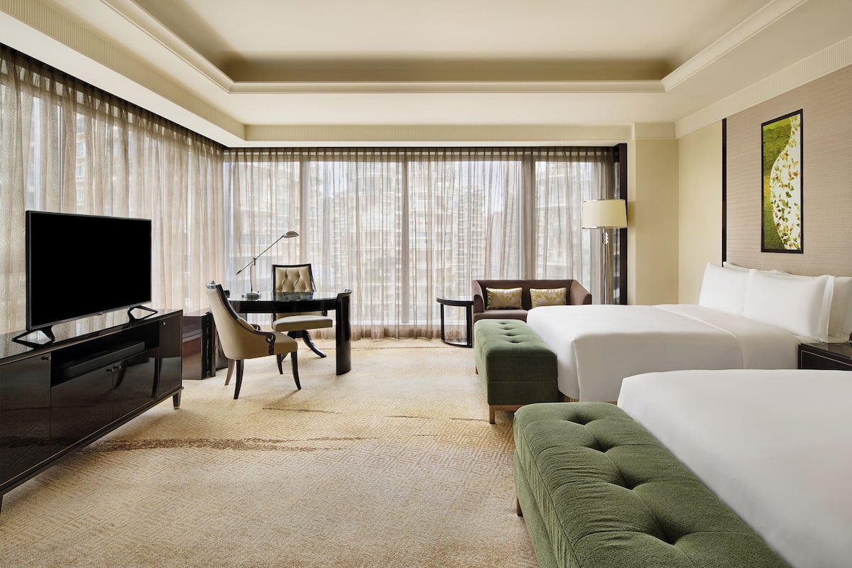 Kamar Grand, 2 Tempat Tidur Queen | Seprai premium, selimut bulu angsa, minibar, dan meja kerja