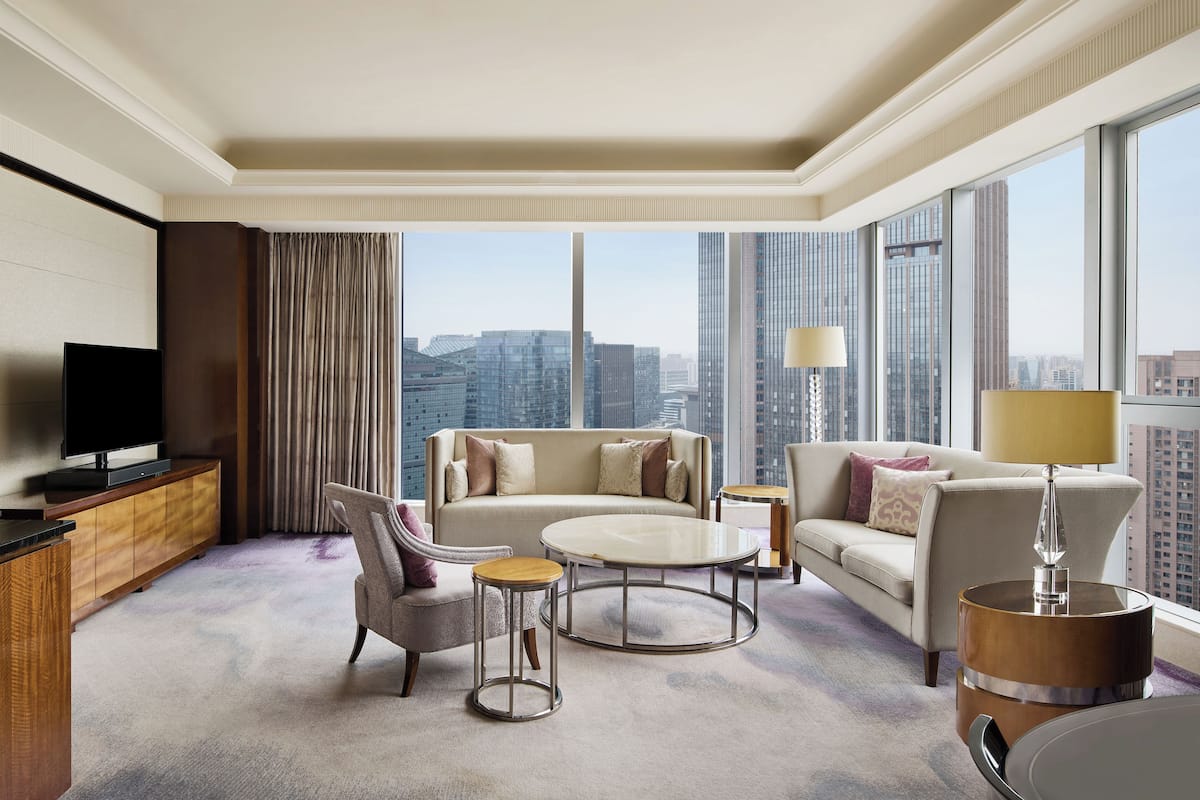 Suite, 1 kamar tidur, Akses Club Lounge (High Floor) | Area keluarga | Televisi LCD 55-inci dengan saluran TV digital dan TV