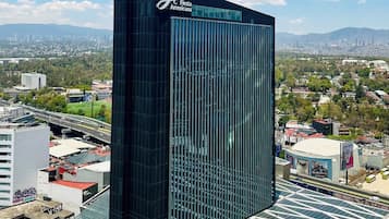Un gratte-ciel moderne avec une façade en verre et le logo « Fiesta Americana ».