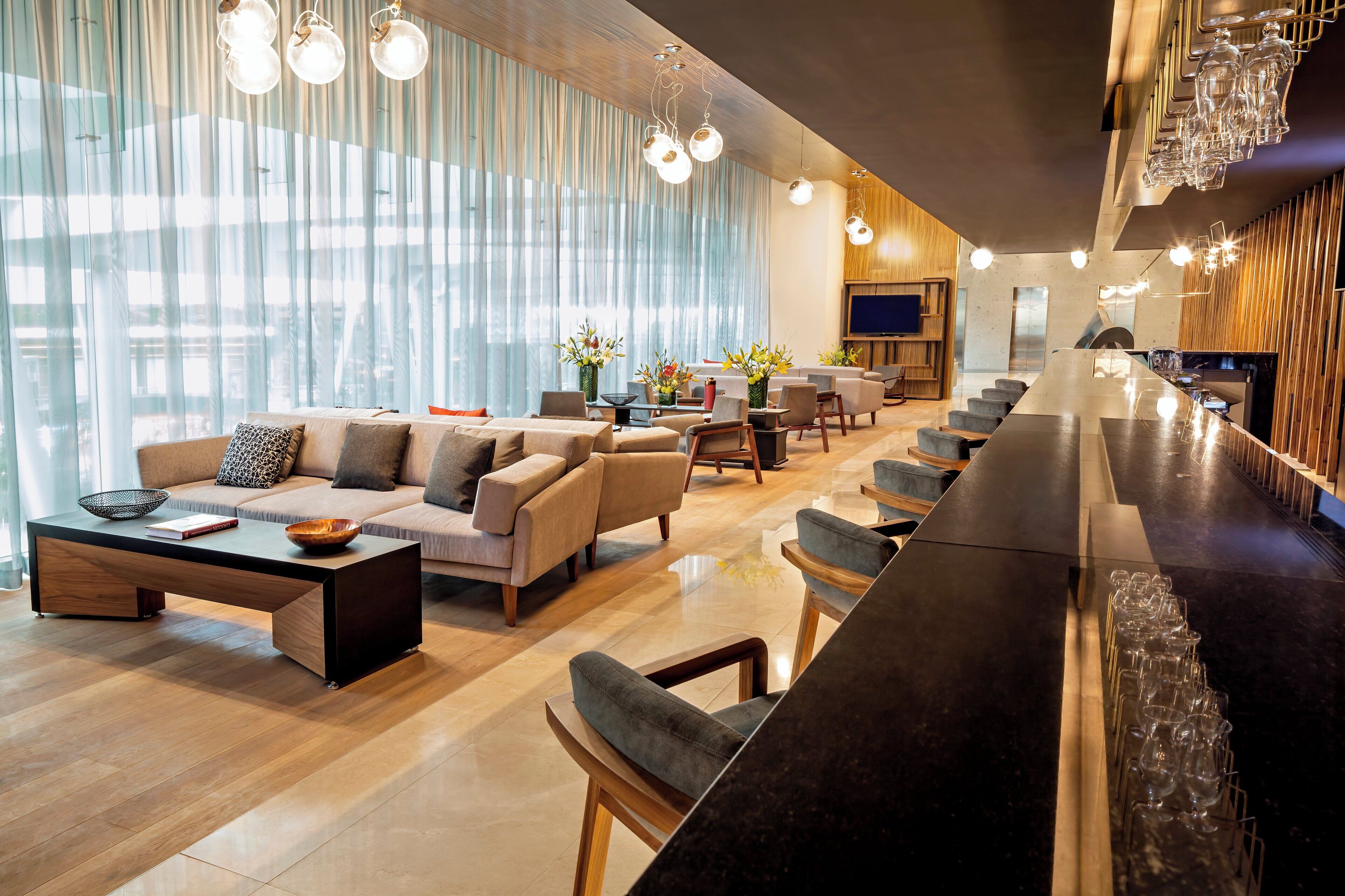 serves breakfast, lunch and dinner