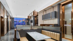 Ein modernes Interieur mit einer Sitzecke, ausgestattet mit einem Marmortisch und gepolsterten Bänken.