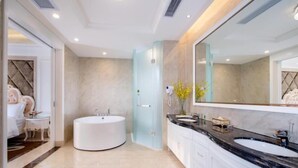 A modern bathroom with a large bathtub, a double sink vanity, and a large mirror. - Vienna Classic Hotel(Dongguan Chang'an West Railway Station Modern City Store) (Dongguan)