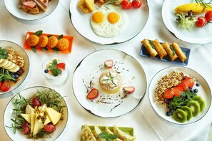 Variedad de platillos para el desayuno sobre una mesa.