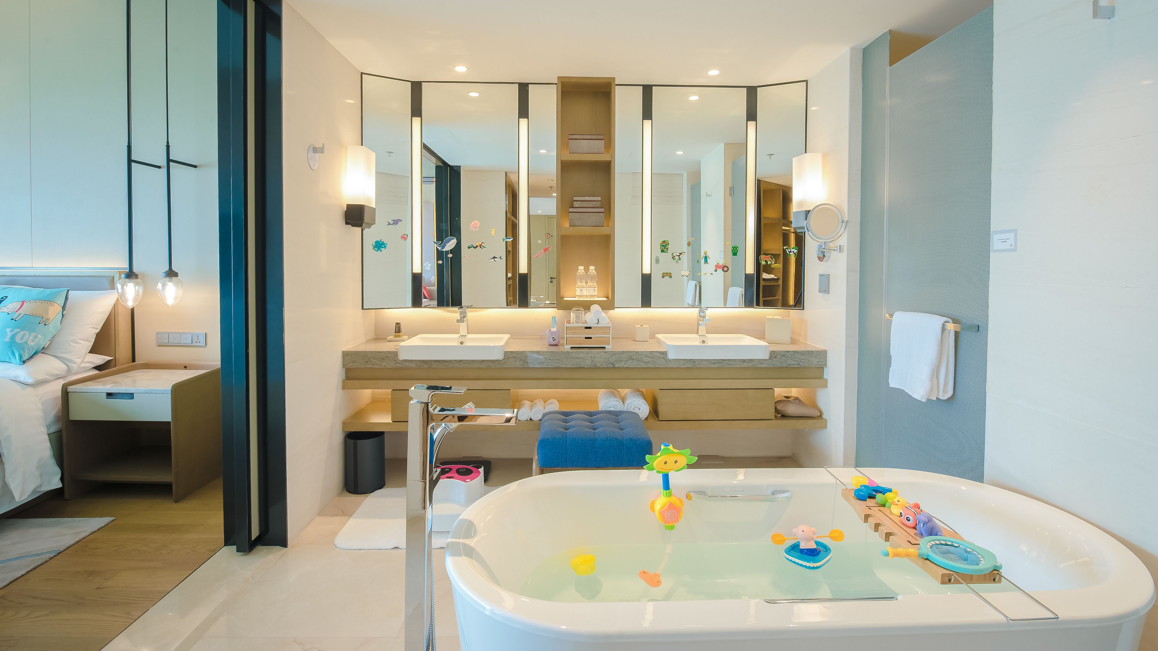 club suite, 1 bedroom, non smoking | bathroom | separate bathtub and shower, free toiletries, hair dryer, bathrobes