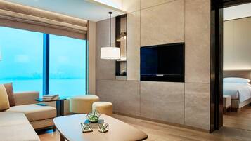 ห้องคลับสวีท, 1 ห้องนอน, วิวแม่น้ำ | 1 ห้องนอน, เครื่องนอนระดับพรีเมียม, ผ้านวมขนเป็ด, เตียงเมมโมรีโฟม