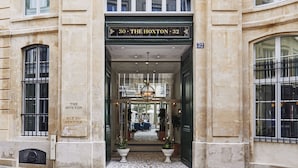 Une grande entrée surmontée d’une enseigne indiquant « 30, rue du Sentier, The Hoxton ».