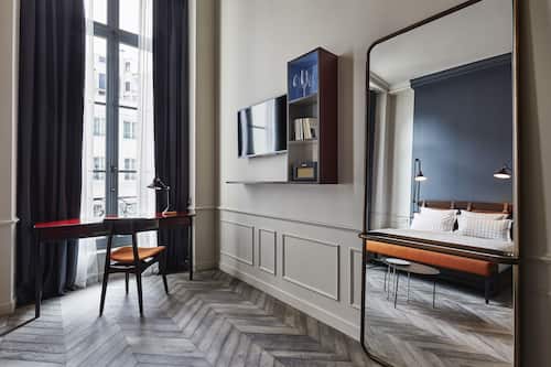 Biggy Terrace | Egyptian cotton sheets, premium bedding, in-room safe, desk