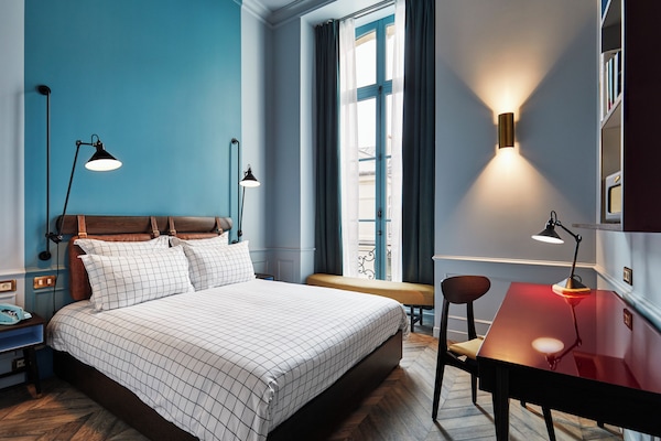 Cosy | Egyptian cotton sheets, premium bedding, in-room safe, desk