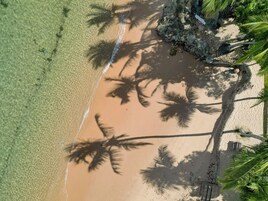 Na praia, espreguiçadeiras, bar na praia