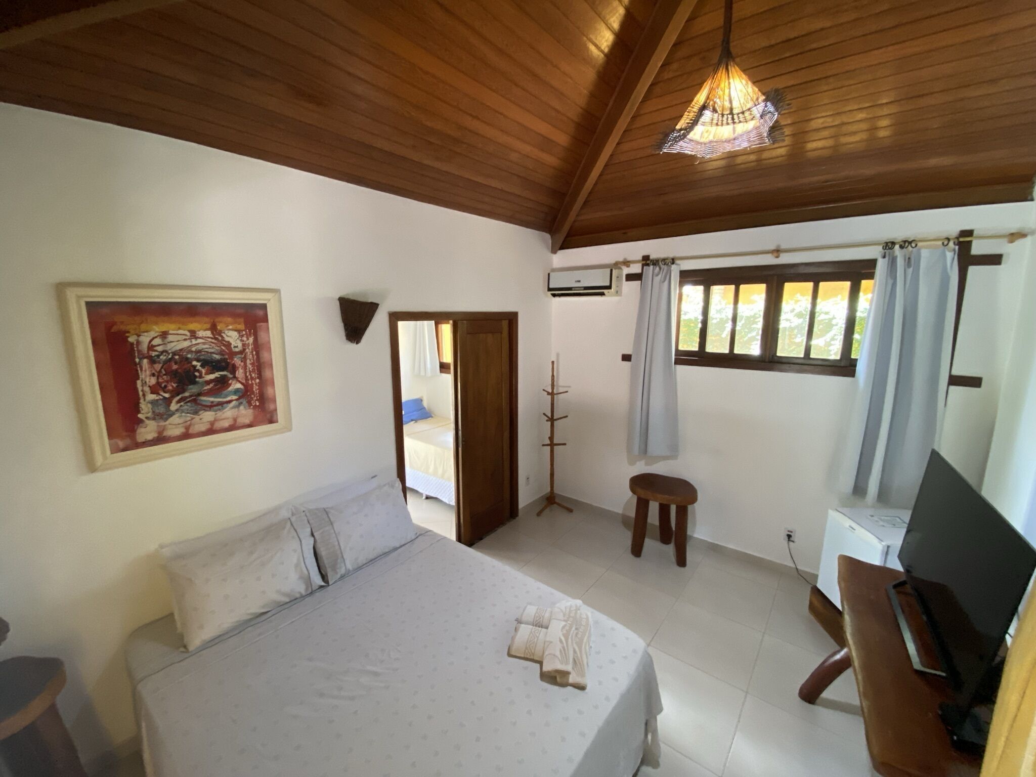 Frigobar, cofres nos quartos, Wi-Fi de cortesia, roupa de cama
