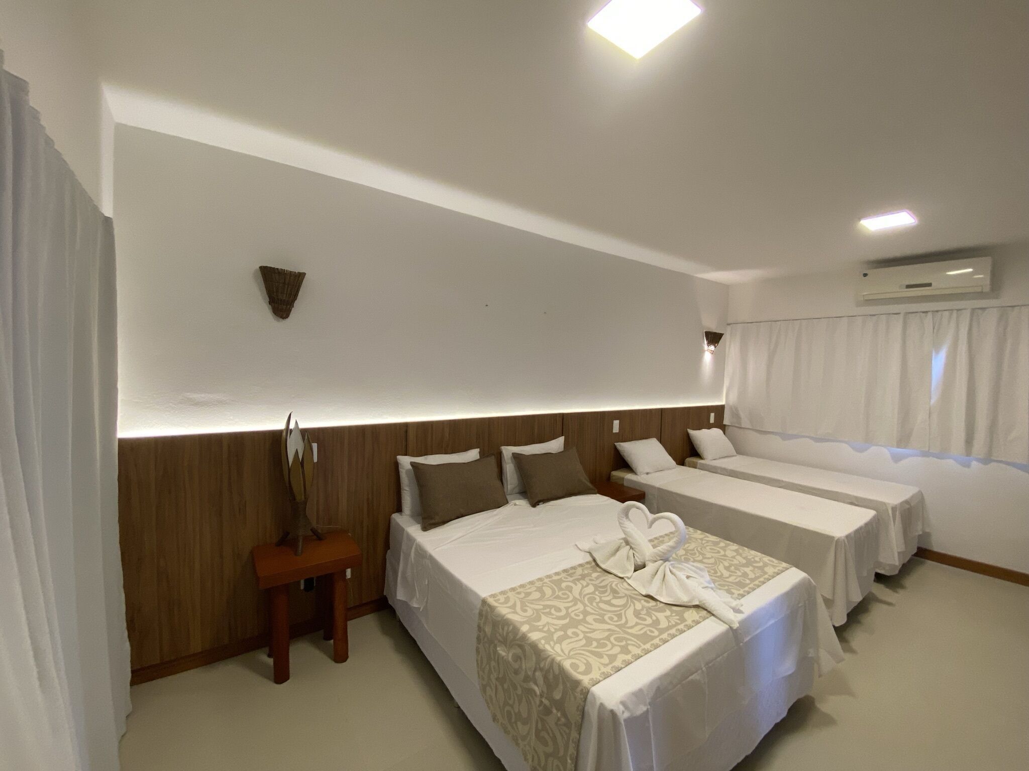 Frigobar, cofres nos quartos, Wi-Fi de cortesia, roupa de cama