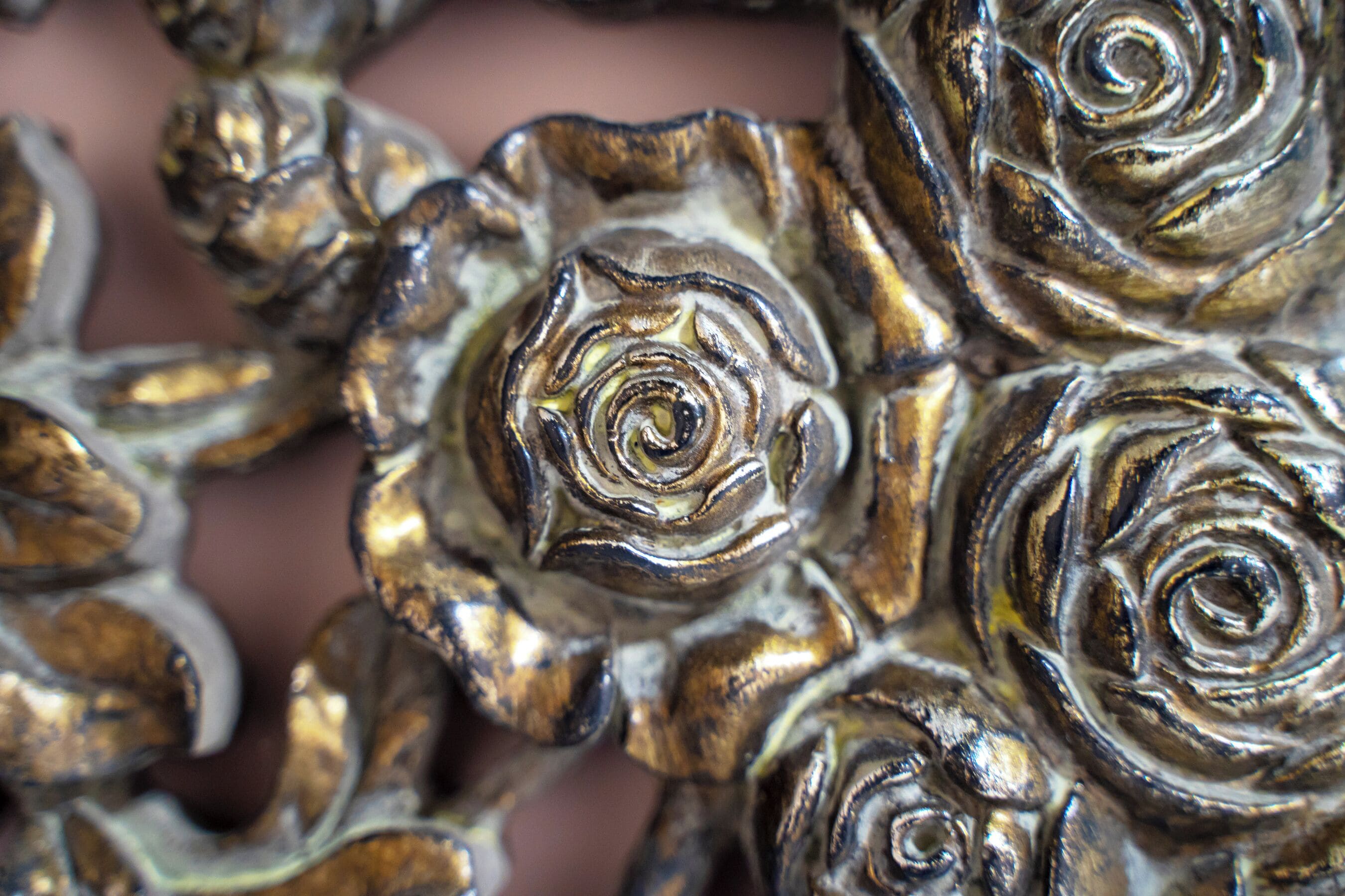 Primer plano de intrincadas rosas de metal talladas.